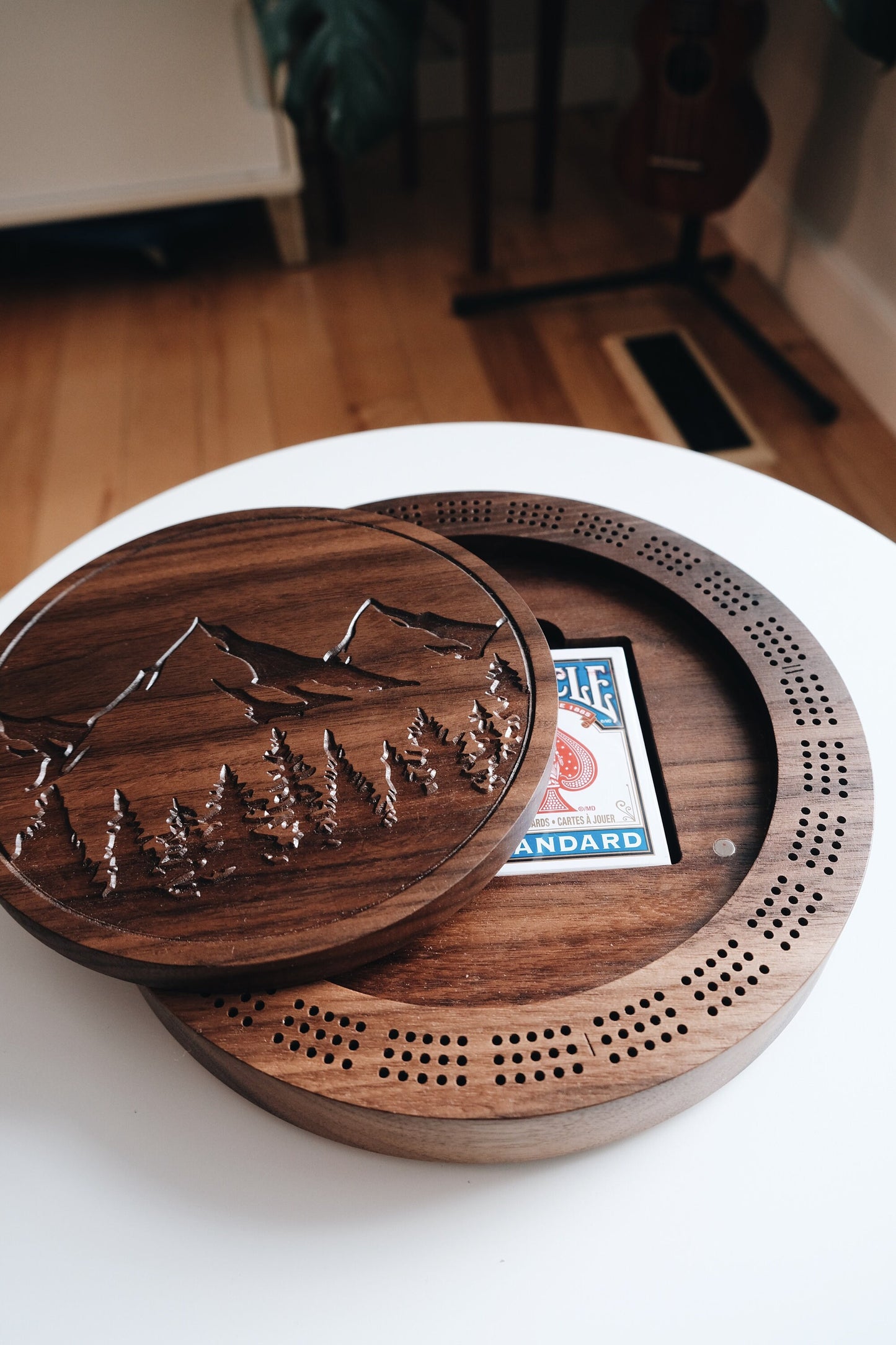 Cribbage board, Round Walnut lid opened